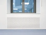 Декоративная решетка экран радиатора отопления WINAL™ СМЛ накладной — белый интерьер